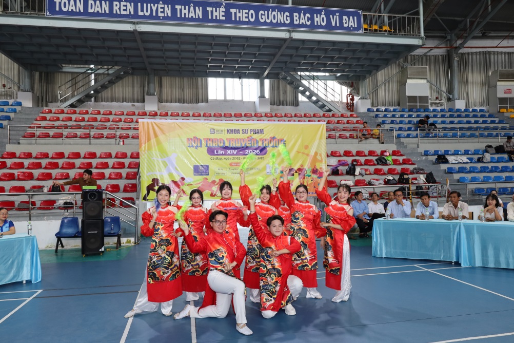 Description: C:\Users\CNC\Downloads\HÌnh Khai mạc\IMG_4892.JPG